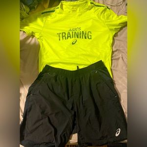 ASICS training clothing set including a T-shirt and a short. Size Small